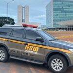Viatura da polícia em cena de crime isolada em rua de Brasília, DF, relacionada a prisão por assassinato em emboscada.