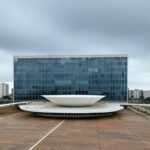 Prédios de luxo em Brasília representando privilégio polêmico de servidores do DF convertendo licença-prêmio em imóveis.