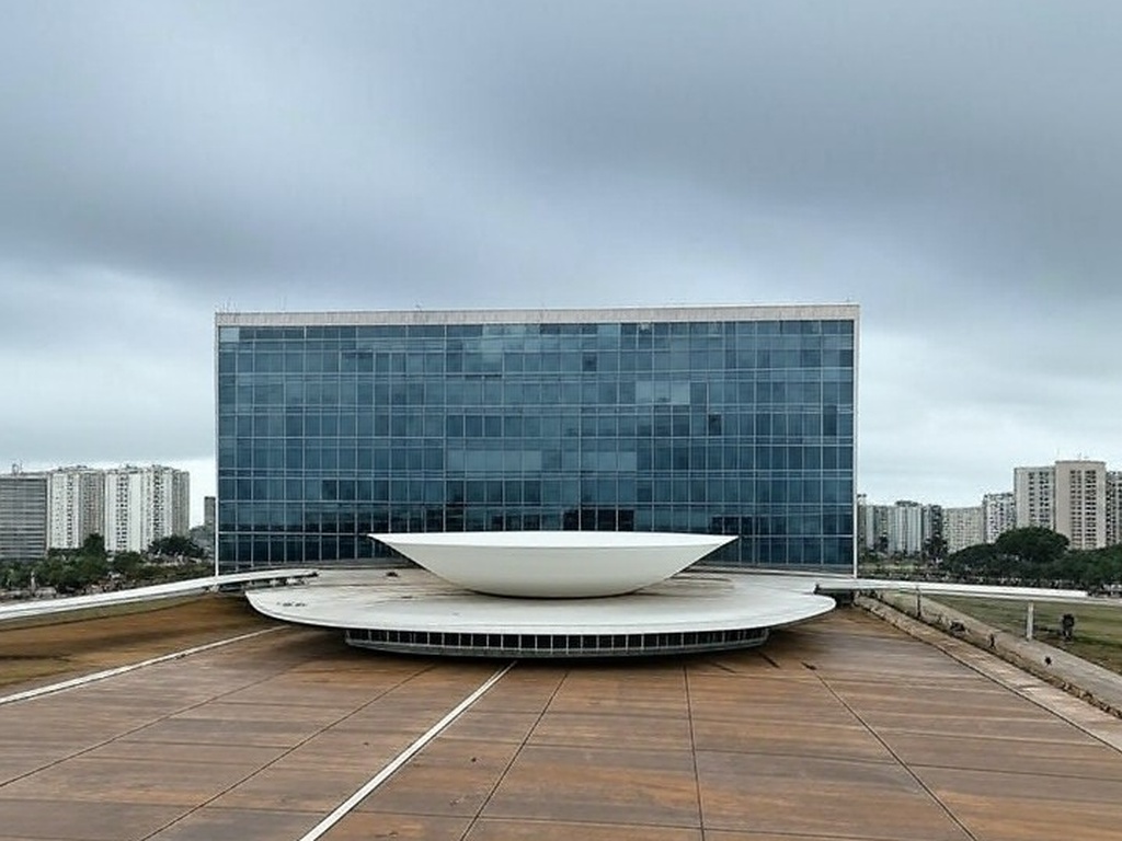 Prédios de luxo em Brasília representando privilégio polêmico de servidores do DF convertendo licença-prêmio em imóveis.