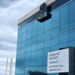 Agência da Caesb em Brasília com horário estendido, fila ao fundo e tom de insatisfação da população.