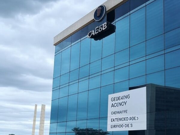 Agência da Caesb em Brasília com horário estendido, fila ao fundo e tom de insatisfação da população.