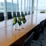 Sala de conferências com bandeiras brasileiras e estaduais, representando fórum de governadores elogiando vetos à reforma tributária.