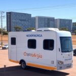 Unidade móvel de atendimento itinerante da Neoenergia em praça de Brasília, Distrito Federal.