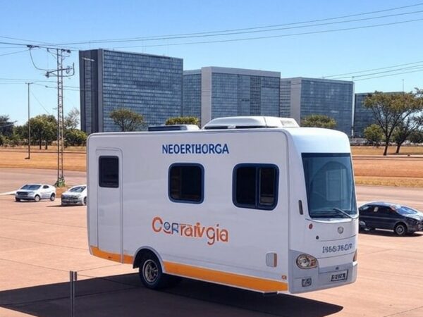 Unidade móvel de atendimento itinerante da Neoenergia em praça de Brasília, Distrito Federal.