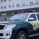 Viatura da Polícia Civil de Goiás em frente a hospital em Goiânia, representando prisão por mortes em UTI.
