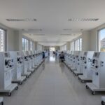 Sala de centro de nefrologia com máquinas de hemodiálise no Hospital de Taguatinga, Brasília.