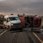 Acidente na BR-020 com colisão entre van e caminhão, veículos danificados na rodovia brasileira.