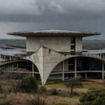 Fachada de prédio governamental em Brasília expondo falhas na proteção a mulheres e idosos no DF.