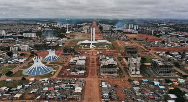 Vista aérea de Brasília com construções desordenadas, representando temores de caos urbano e especulação pelo novo PDOT no DF.