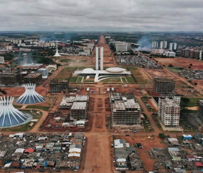 Vista aérea de Brasília com construções desordenadas, representando temores de caos urbano e especulação pelo novo PDOT no DF.