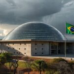 Fachada da Câmara Legislativa do DF em Brasília sob céu nublado, simbolizando controvérsias na concessão de título honorário.
