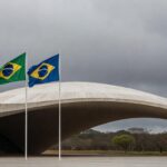 Fachada da Câmara Legislativa do DF em Brasília, sob céu nublado, representando polêmica por falta de transparência na concessão de título a jurista.