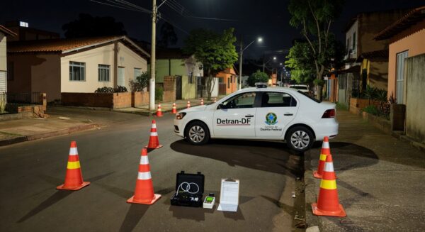 Viatura do Detran-DF em operação de fiscalização contra condutores embriagados e inabilitados em São Sebastião.