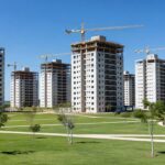 Complexo residencial Reserva do Parque com edifícios modernos e área verde no Distrito Federal, investimento de R$ 1 bi em 7 mil apartamentos.