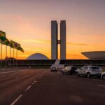 Vista de Brasília com Congresso Nacional e viaturas da Polícia Federal, representando a II Conferência de Segurança Pública antes da votação da PEC.