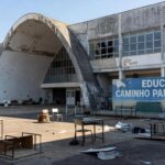 Escola pública deteriorada em Brasília, representando crise educacional apesar do Prêmio Paulo Freire da CLDF.