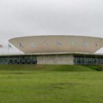 Edifício da CLDF em Brasília com sinais de desgaste, representando falhas no suporte a mães no pós-parto.