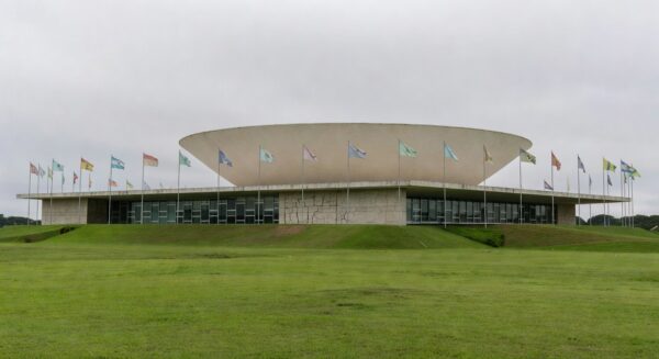 Edifício da CLDF em Brasília com sinais de desgaste, representando falhas no suporte a mães no pós-parto.
