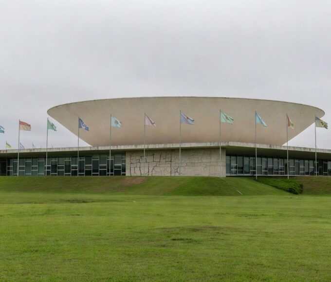 Edifício da CLDF em Brasília com sinais de desgaste, representando falhas no suporte a mães no pós-parto.