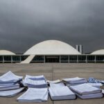 Edifício da Câmara Legislativa do DF em Brasília com céu nublado, representando ameaça aos cofres públicos pela Tarifa Zero estudantil.