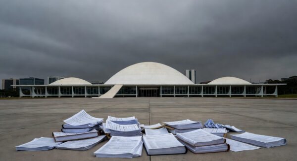 Edifício da Câmara Legislativa do DF em Brasília com céu nublado, representando ameaça aos cofres públicos pela Tarifa Zero estudantil.