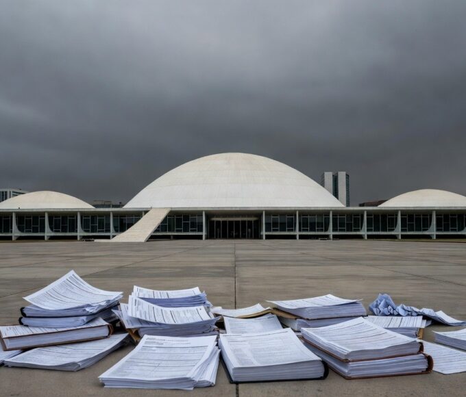 Edifício da Câmara Legislativa do DF em Brasília com céu nublado, representando ameaça aos cofres públicos pela Tarifa Zero estudantil.