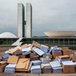Edifício da CLDF em Brasília com documentos sombrios, representando aprovação polêmica de crédito para Ceasa sem transparência.