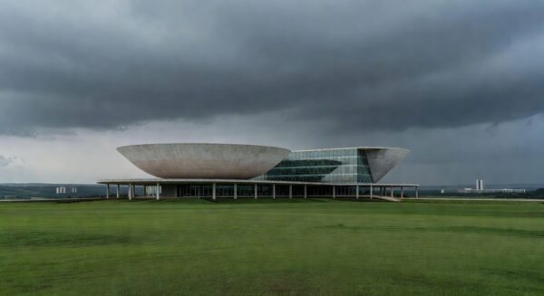 Edifício da CLDF em Brasília sob céu nublado, simbolizando críticas por homenagear CRO-DF em meio a prioridades urgentes no DF.