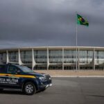 Edifício da Câmara Legislativa do DF em Brasília, destacando falhas no combate à violência contra mulheres e reintegração de policiais.