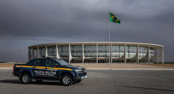 Edifício da Câmara Legislativa do DF em Brasília, destacando falhas no combate à violência contra mulheres e reintegração de policiais.