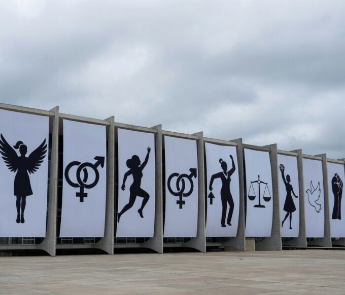 Edifício da CLDF com banners da Semana da Mulher, destacando críticas por falta de ações contra desigualdades.