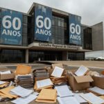 Cadeira odontológica deteriorada em clínica pública de Brasília, representando falhas na saúde bucal no DF.