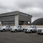Fachada da Câmara Legislativa do DF com viaturas da Polícia Civil, representando apoio a projeto para corrigir falhas na Previdência.