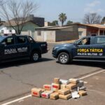 Viaturas da PMDF e pacotes de drogas apreendidas em rua do Recanto das Emas, DF, Brasil.