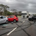 Acidente com quatro veículos na DF-150 em Sobradinho, deixando três feridos, cena de colisão rodoviária no Brasil.
