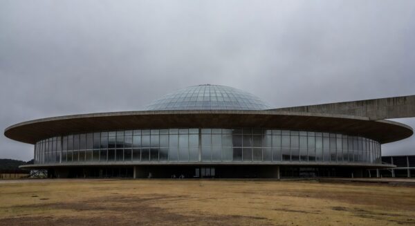 Fachada da Câmara Legislativa do DF em Brasília, simbolizando concessão de título de Cidadão Honorário a juiz com críticas por elitismo.