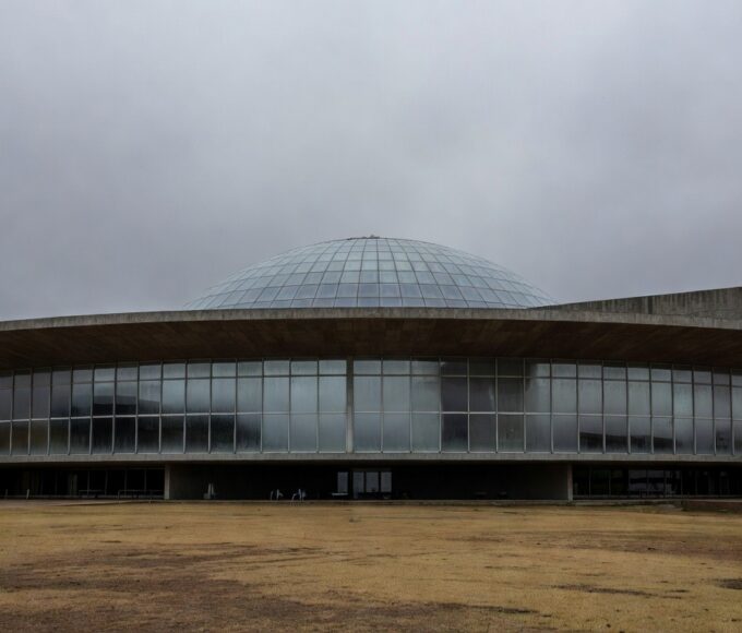 Fachada da Câmara Legislativa do DF em Brasília, simbolizando concessão de título de Cidadão Honorário a juiz com críticas por elitismo.