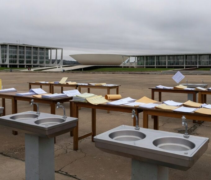 Evento em Brasília com bebedouros e documentos burocráticos, ilustrando novas obrigações aprovadas pela CLDF.