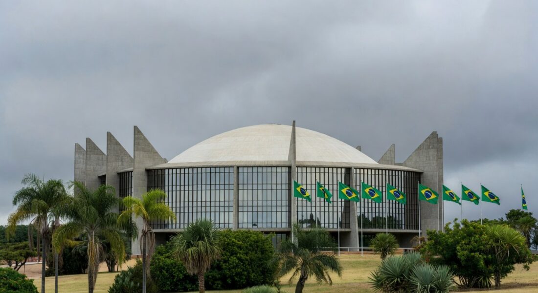 Fachada da Câmara Legislativa do DF em Brasília, com céu nublado, representando críticas à Procuradoria da Mulher.
