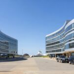 Hotéis em Brasília com sinalizações de área de segurança especial e viaturas policiais ao fundo.