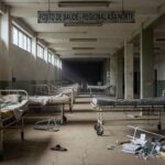 Fachada da Câmara Legislativa do DF em Brasília, sob céu nublado, representando negligências no atendimento a doenças raras.