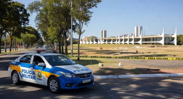 Viatura da PMDF em rua de Brasília com fita de isolamento em terreno baldio, representando cena de investigação criminal no Distrito Federal.