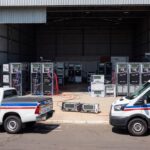 Viaturas policiais e equipamentos de mineração clandestina de criptomoedas desmantelados pela Polícia e Neoenergia no DF.