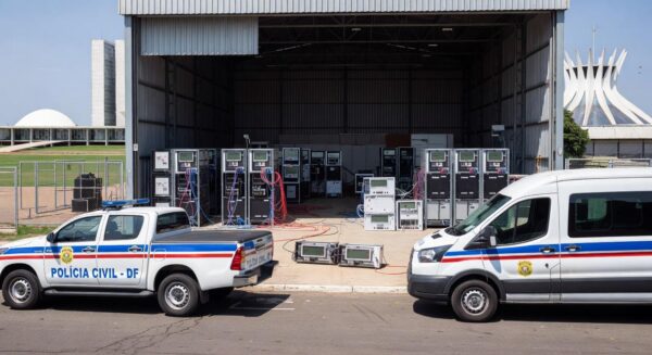 Viaturas policiais e equipamentos de mineração clandestina de criptomoedas desmantelados pela Polícia e Neoenergia no DF.