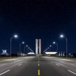 Avenida em Brasília iluminada por lâmpadas LED modernas na iluminação pública do Distrito Federal.