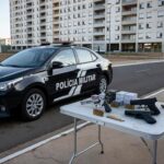 Viatura da PMDF em rua de Brasília com armas apreendidas, representando prisão por violência doméstica e posse irregular de armas.