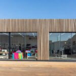 Fábrica Social no Sol Nascente, Brasília, com equipamentos de costura e beleza para cursos profissionais.