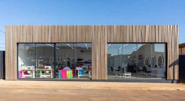 Fábrica Social no Sol Nascente, Brasília, com equipamentos de costura e beleza para cursos profissionais.