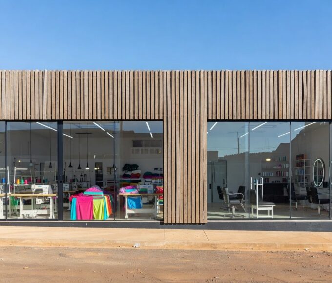 Fábrica Social no Sol Nascente, Brasília, com equipamentos de costura e beleza para cursos profissionais.