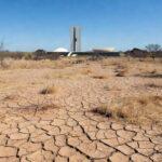 Instalação de pontos de hidratação em parque de Brasília pela Caesb, destacando atraso e quantidade limitada.